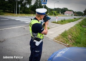 Policjant drogówki podczas kontroli prędkości pojazdów.