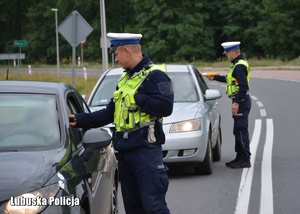 Policjanci drogówki podczas kontroli trzeźwości kierujących pojazdami.