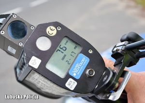 Urządzenie do kontroli prędkości pojazdów w dłoni policjanta.