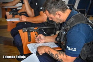 Policjant podczas wypełniania testu wiedzy.
