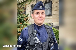 uśmiechnięty policjant