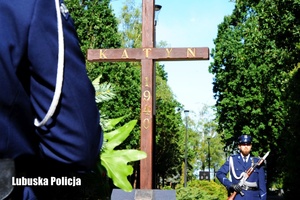 Krzyż Katyński, a przed nim posterunek honorowy policjantów.