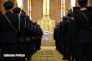 Kompania honorowa policjantów w kościele.