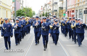 Orkiestra policyjna podczas pochodu ulicą.