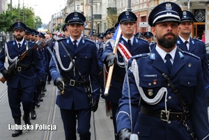 Kompania honorowa Policji podczas pochodu ulicami miasta.