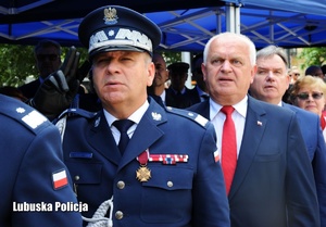 Policjanci oraz Wojewoda Lubuski podczas odgrywania hymnu państwowego.