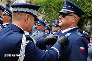 Wręczenie odznaczeń policjantom podczas uroczystości Święta Policji.