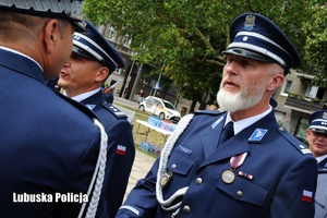 Wręczenie aktów mianowania na wyższe stopnie policyjne policjantom podczas uroczystości Święta Policji.