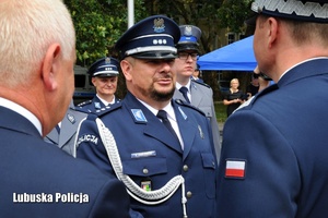Wręczenie aktów mianowania na wyższe stopnie policyjne policjantom podczas uroczystości Święta Policji.
