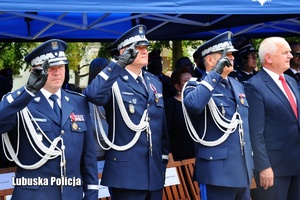 Oddanie honorów podczas uroczystości Święta Policji.