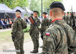 Żołnierze stojący w szeregu podczas uroczystości.