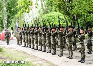 Kompania honorowa wojska podczas wykonywania salwy honorowej.