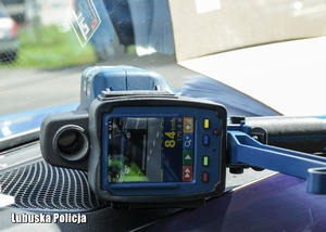 Urządzenie do pomiaru prędkości pojazdów we wnętrzu radiowozu policyjnego.