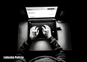 Czarno - białe zdjęcie przedstawiające osobę piszącą na komputerze.