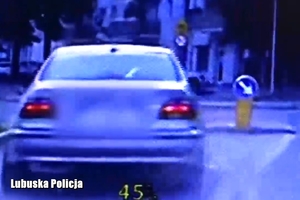 samochód osobowy uciekający przed radiowozem