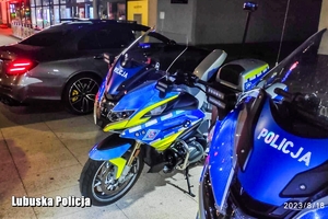 policyjne motocykle na parkingu