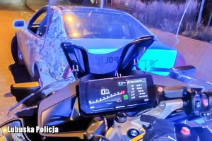 policyjny motocykl stoi za osobówką