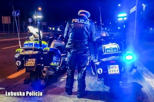 policjant stoi przy motocyklach