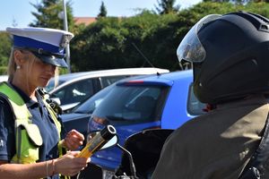 Policjantka sprawdza trzeźwość motocyklisty