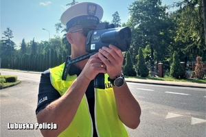 policjant kontroluje prędkość pojazdów