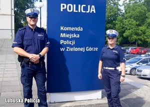 policjanci stoją przy banerze