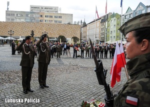 Żołnierze oddają honory przed Białym Krzyżem &quot;Solidarności&quot;.