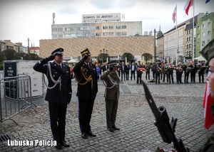 Komendanci służb mundurowych oddają honory przed Białym Krzyżem &quot;Solidarności&quot;.
