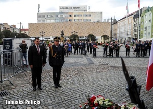 Prezydent Gorzowa Wielkopolskiego oraz komendant Straży Miejskiej oddają honory przed Białym Krzyżem &quot;Solidarności&quot;.