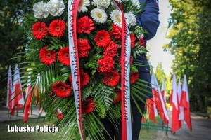 policjant trzyma kwiaty