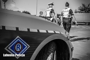 radiowóz i idące policjantki