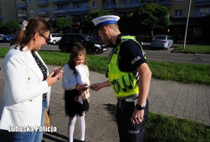 policjant rozmawia z dziewczynką i jej mamą