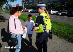 policjantka rozmawia z chłopcem i jego mamą