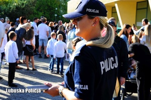 policjantka stoi przy szkole