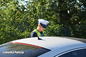 policjant prowadzą kontrole drogową