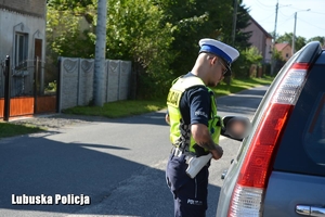 policjant prowadzą kontrole drogową