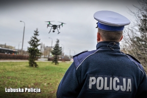 Policjant obsługujący drona