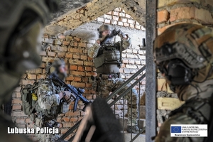 Policyjni kontrterroryści podczas ćwiczeń w budynku
