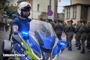 Policjant ruchu drogowego na motocyklu