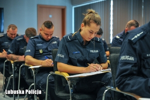 policjanci rozwiązują test