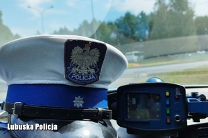 czapka policyjna i urządzenie pomiarowe