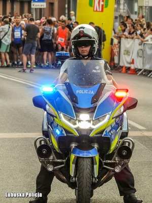 policjantka na motocyklu