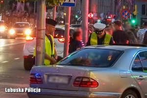 policjanci prowadza kontrole drogową