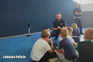 dzieci rozmawiają z policjantem