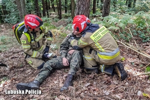 Funkcjonariusze Straży Pożarnej  opatrują rannego- ćwiczenia służb