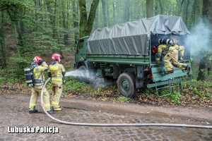 strażacy gaszą pojazd