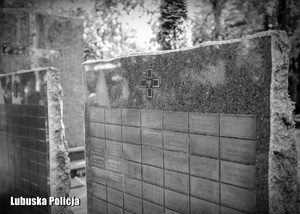 Czarno - białe zdjęcie przedstawiające tabliczki osób poległych w czasie drugiej wojny światowej.
