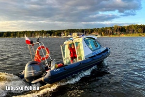 Policyjna łódź na wodzie