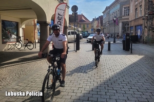 policjanci jadą na rowerze