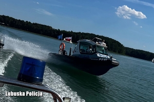 policyjna łódź płynie na jeziorze
