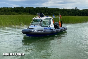 policyjna łódź płynie na jeziorze